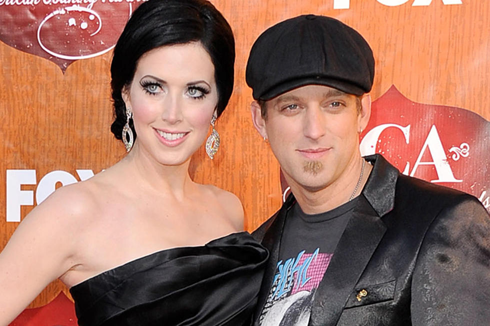Thompson Square Win Multiple Honors, Perform ‘Are You Gonna Kiss Me or Not’ at 2011 American Country Awards