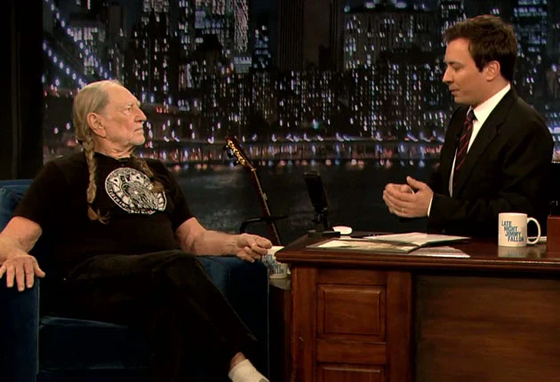 Willie Nelson Talks 'Heroes,' Performs on 'Late Night With Jimmy Fallon'