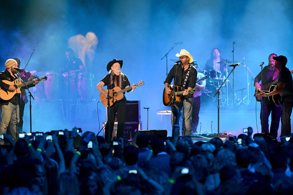 Willie Nelson Leads Country Supergroup in Singing &#8216;Roll Me Up and Smoke Me When I Die&#8217; at 2012 CMT Music Awards