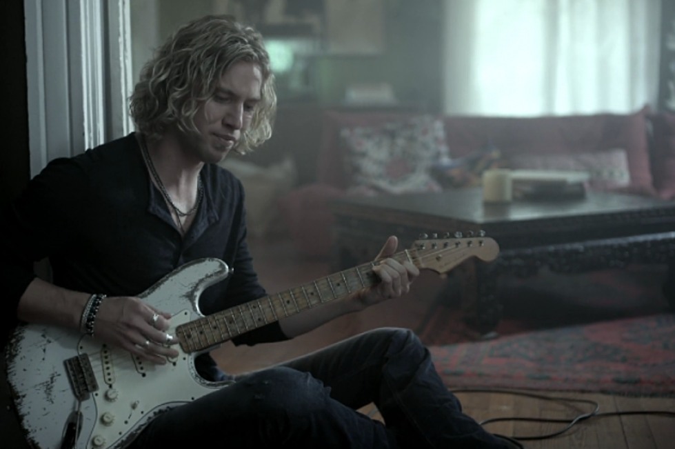 Casey James Releases Emotional New ‘Crying on a Suitcase’ Video