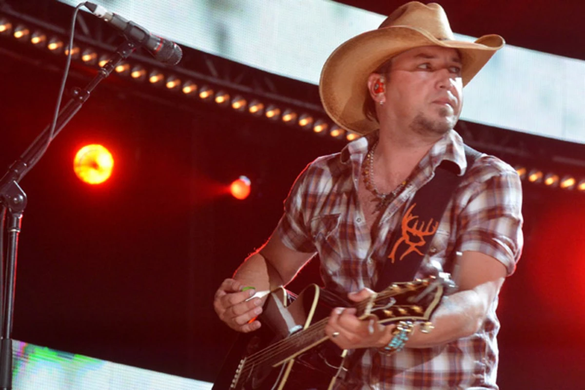 Jason Aldean Holds Fans’ Attention During PreTaped CMA Festival ‘Fly