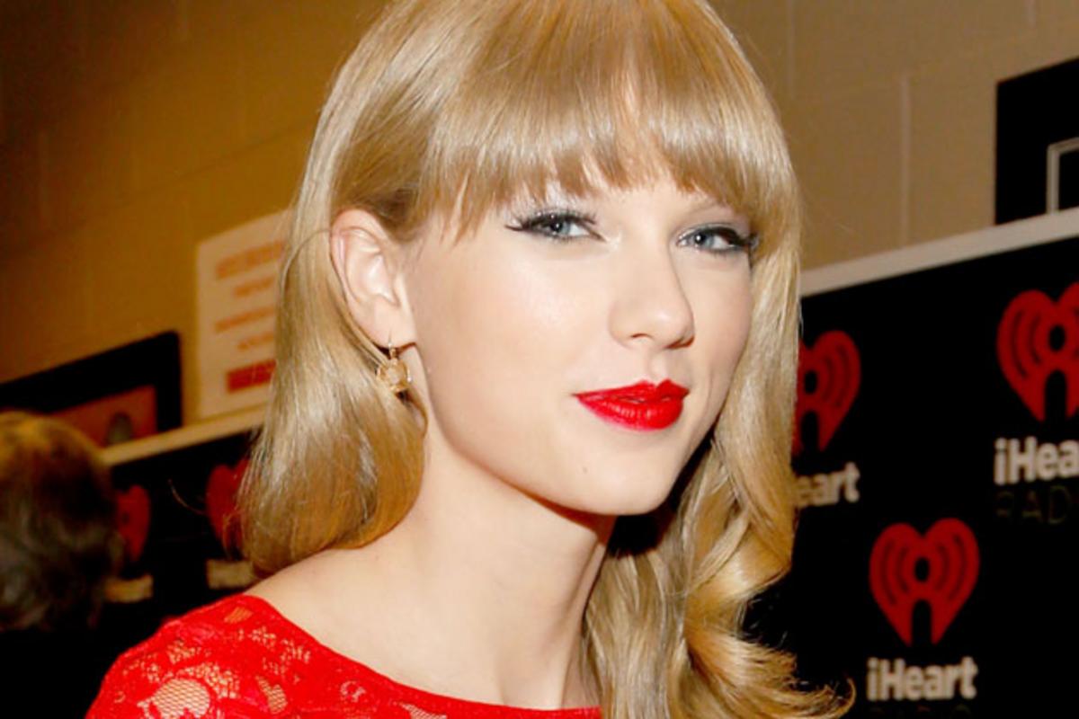 Fact File Example Person Taylor Swift Premieres ‘Red’ Title Track on ‘Good Morning America’