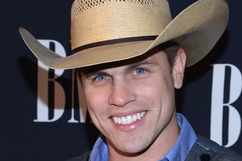 Dustin Lynch &#8211; Cranking Up His Tractor [VIDEO]