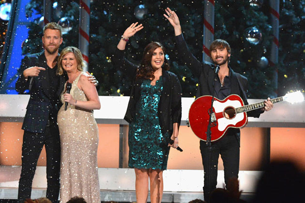 Jennifer Nettles and Lady Antebellum Close &#8216;CMA Country Christmas&#8217; With &#8216;Let It Snow&#8217;