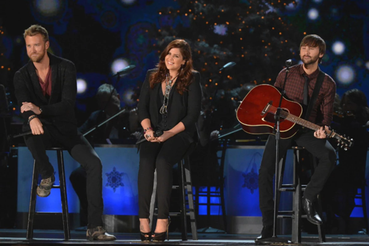 Lady Antebellum Perform ‘A Holly Jolly Christmas’ on ‘CMA Country