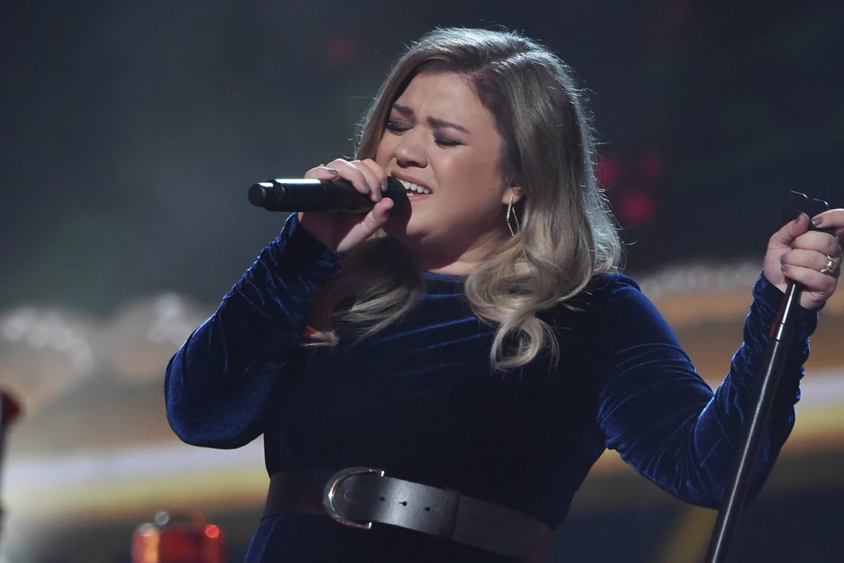 Kelly Clarkson Wows With 'Love So Soft' on New Year's Rockin' Eve