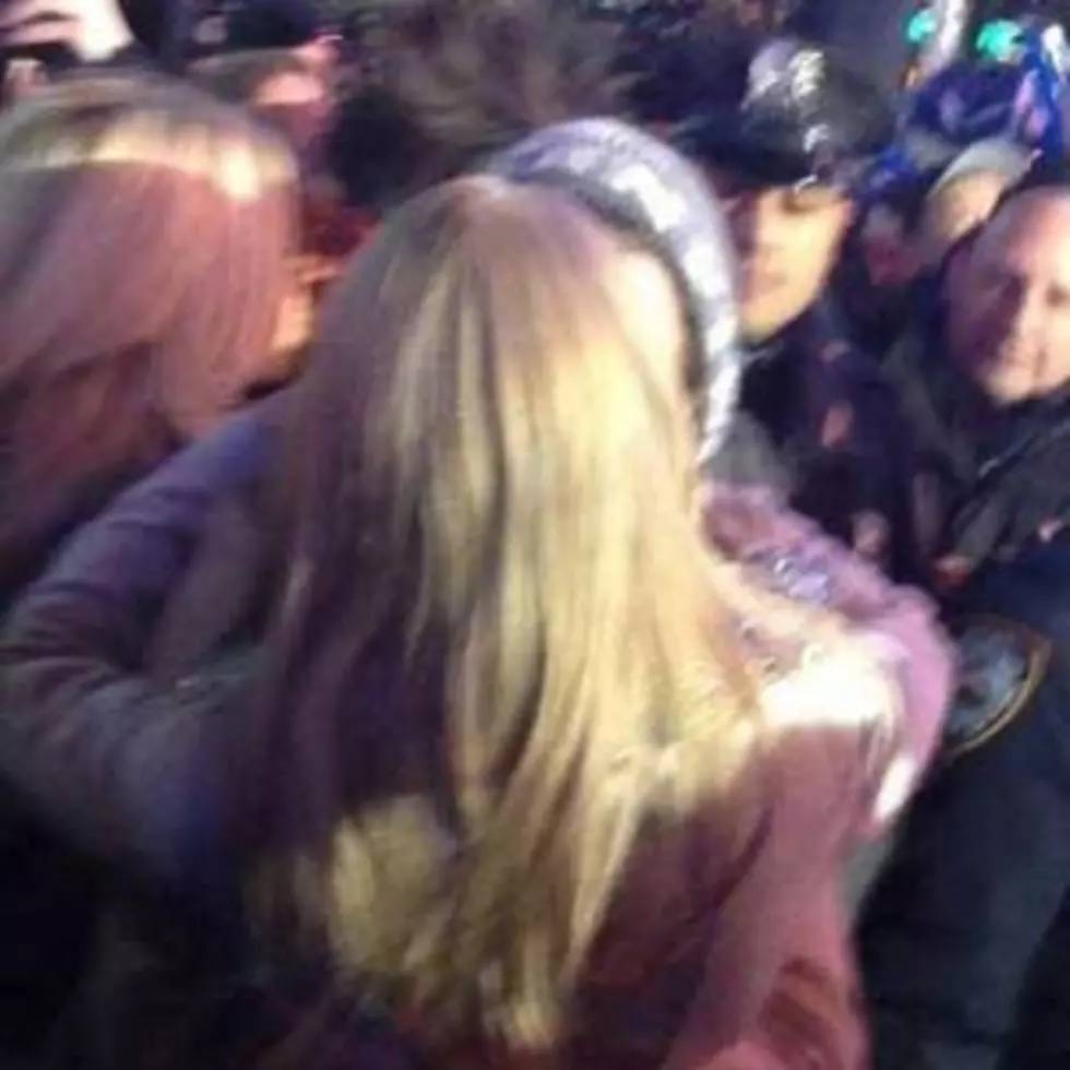 Taylor Swift and Harry Styles Share a New Year&#8217;s Eve Kiss