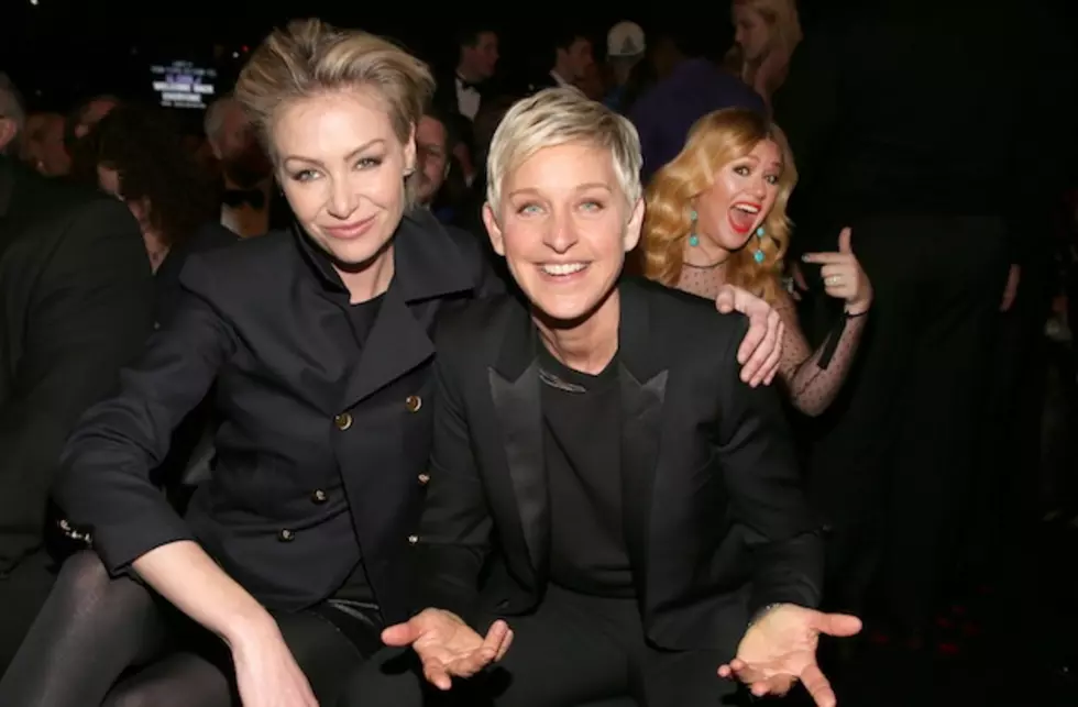 Kelly Clarkson's Photobomb