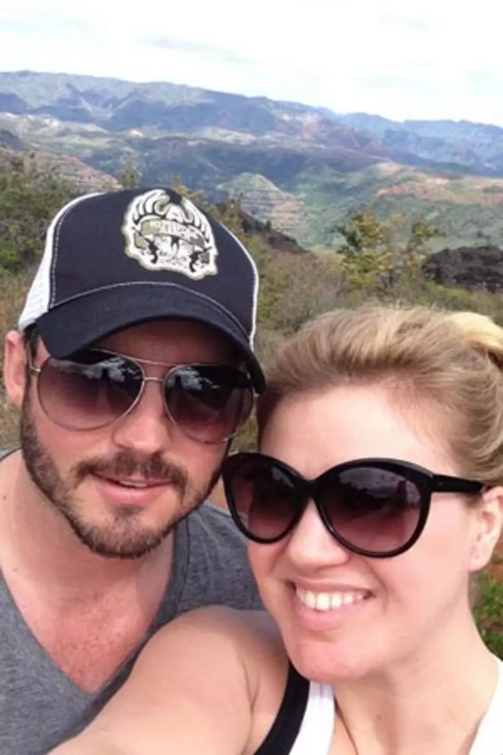 Kelly Clarkson Shares Romantic Vacation Photo With Fiance Brandon Blackstock