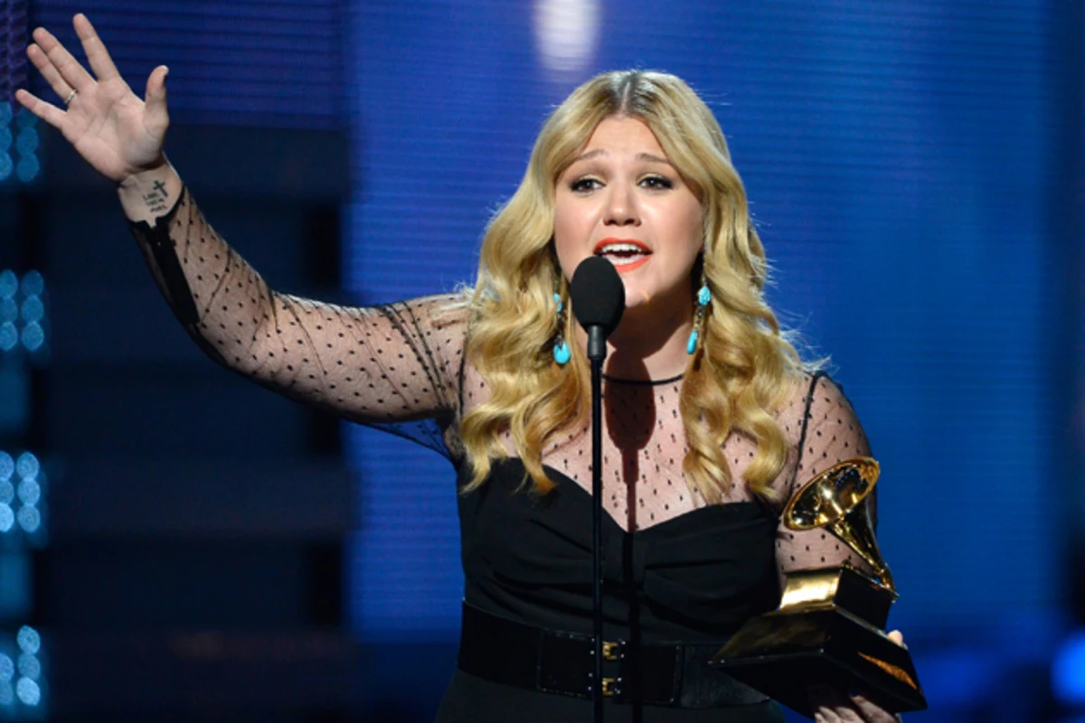 Kelly Clarkson Gets Stuck on Miranda Lambert at the 2013 Grammys