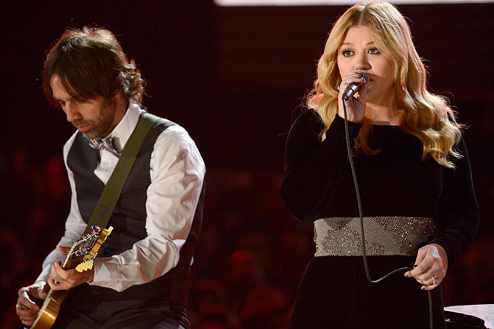 Kelly Clarkson Pays Tribute to Patti Page and Carole King at 2013 Grammy Awards