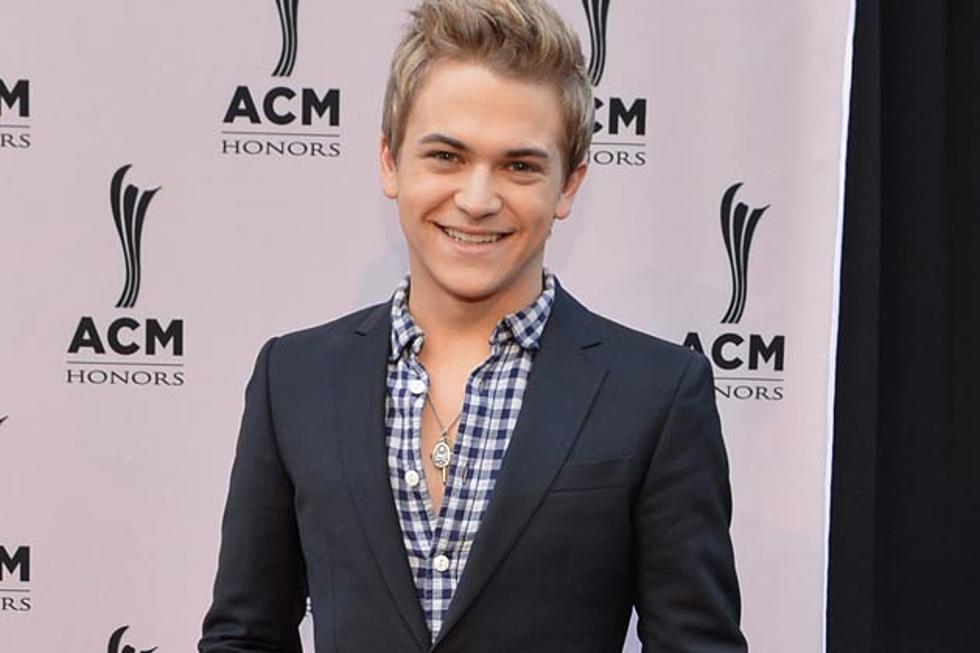 Hunter Hayes Modernizes Separates in Cool Colors and With Sneakers – Get the Look