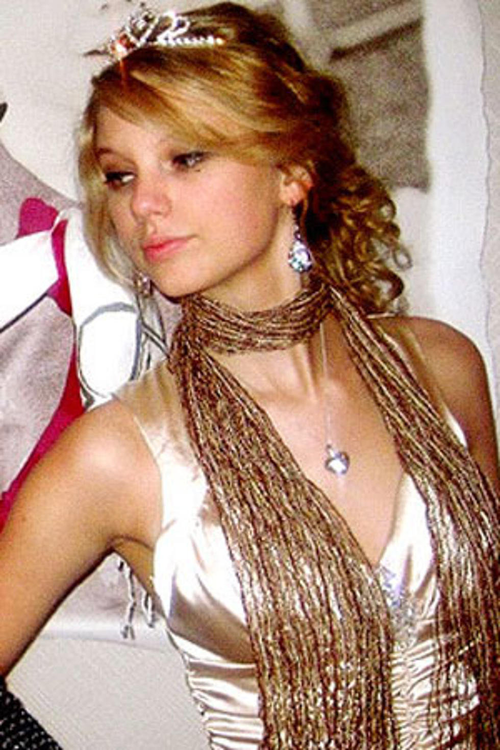 Taylor Swift &#8211; Country Prom Pictures