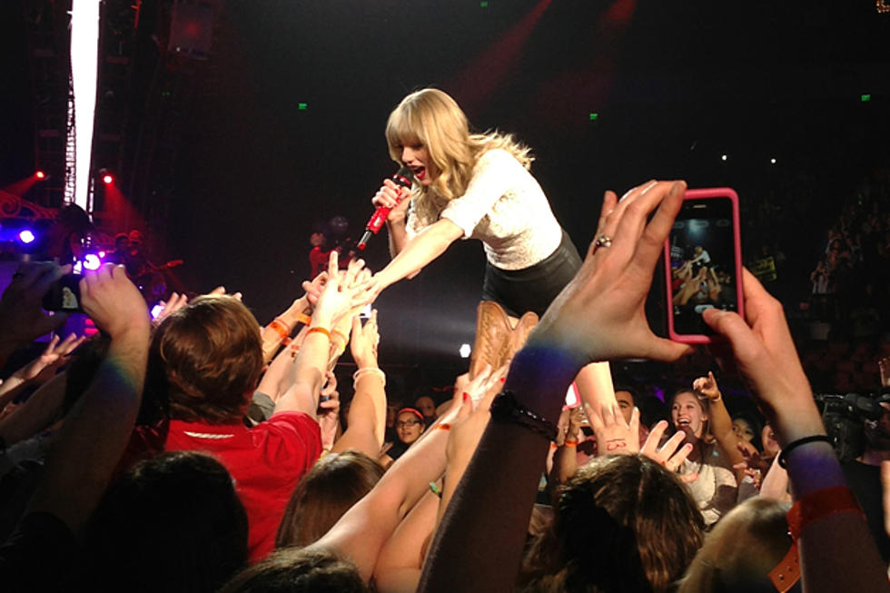 Taylor Swift Shows Her Many Colors Live on Red Tour in Texas &#8211; Exclusive Pictures