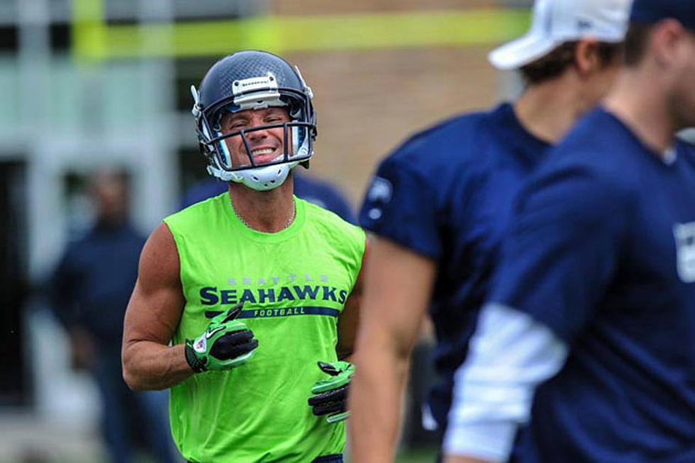 Kenny Chesney Works Out With the Seattle Seahawks