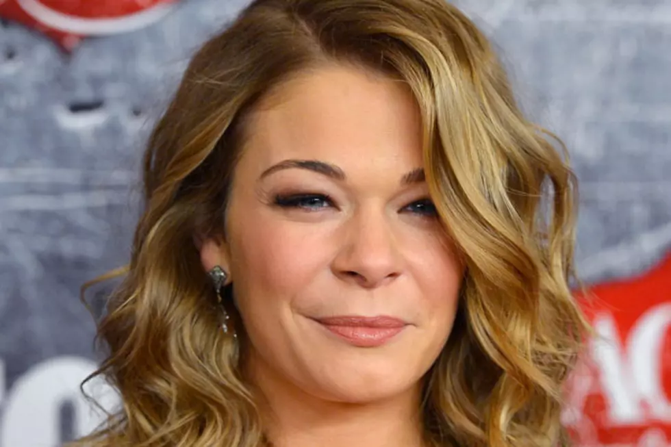 LeAnn Rimes Hits the Beach to Announce Christmas Tour, Album