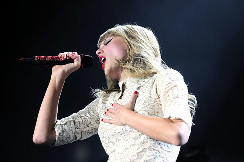 Taylor Swift Turns Denver&#8217;s Pepsi Center &#8216;Red&#8217; &#8211; Exclusive Pictures