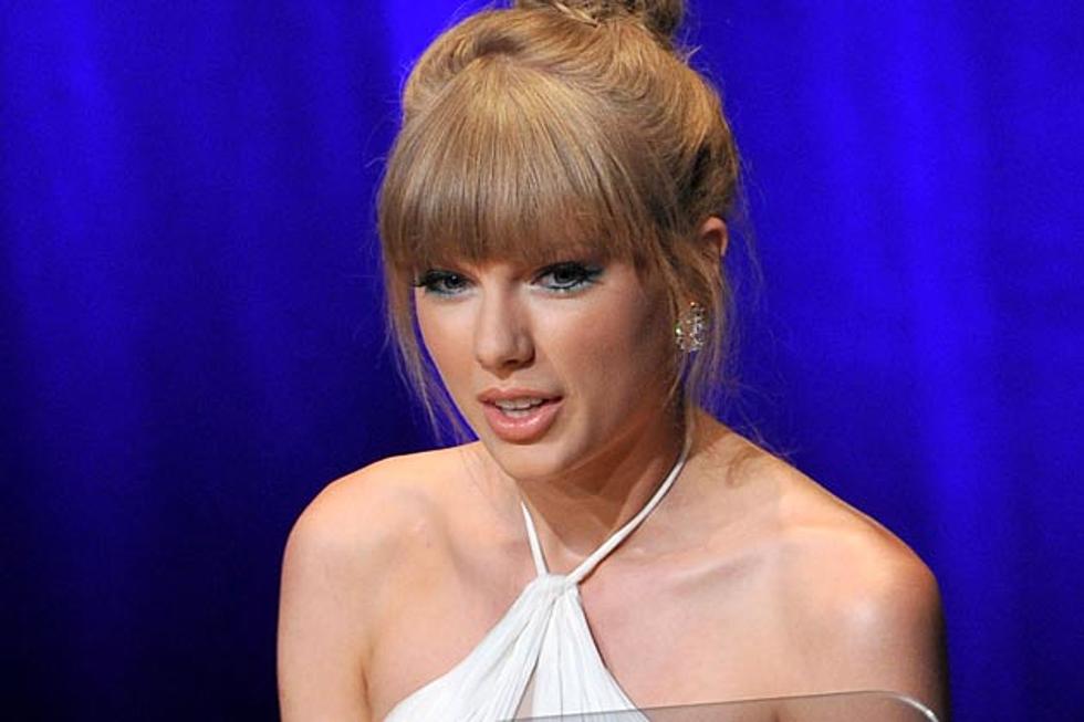 Taylor Swift Wins Fragrance Celebrity of the Year Award