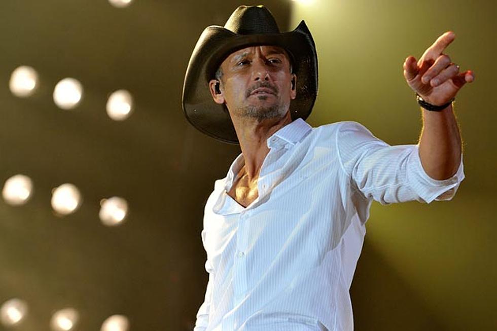 Tim McGraw Surprises Vets at Outback Steakhouse in Chicago