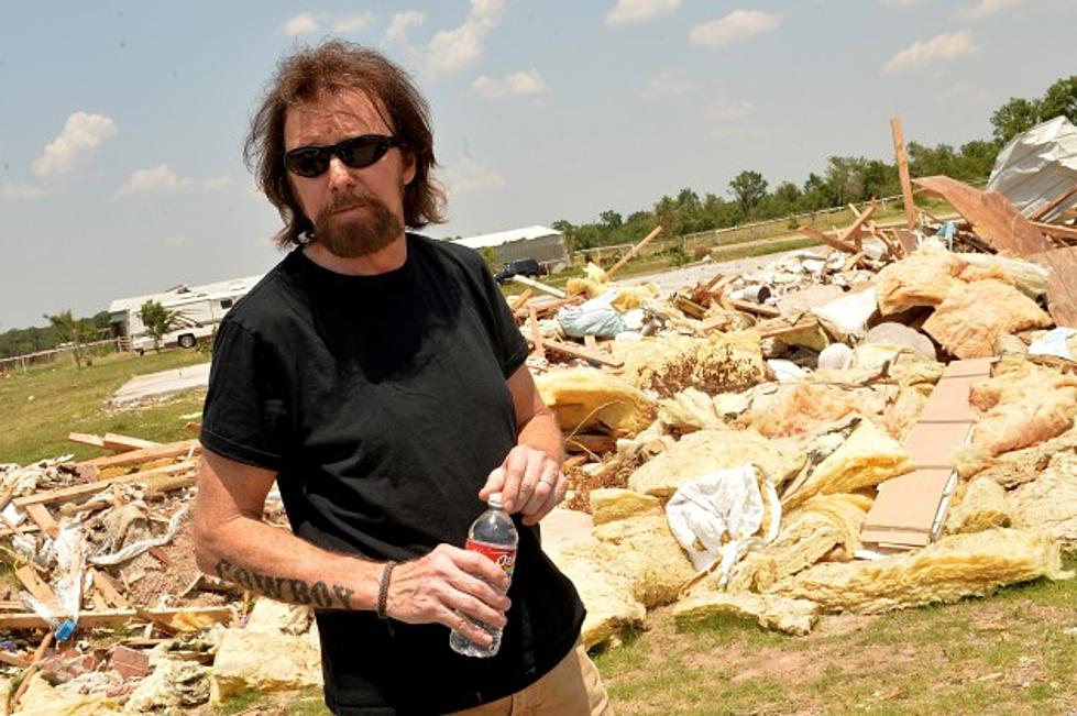 Ronnie Dunn Visits Victims of Devastating Oklahoma Tornado