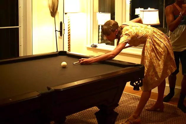 Taylor Swift does not play billiards correctly
