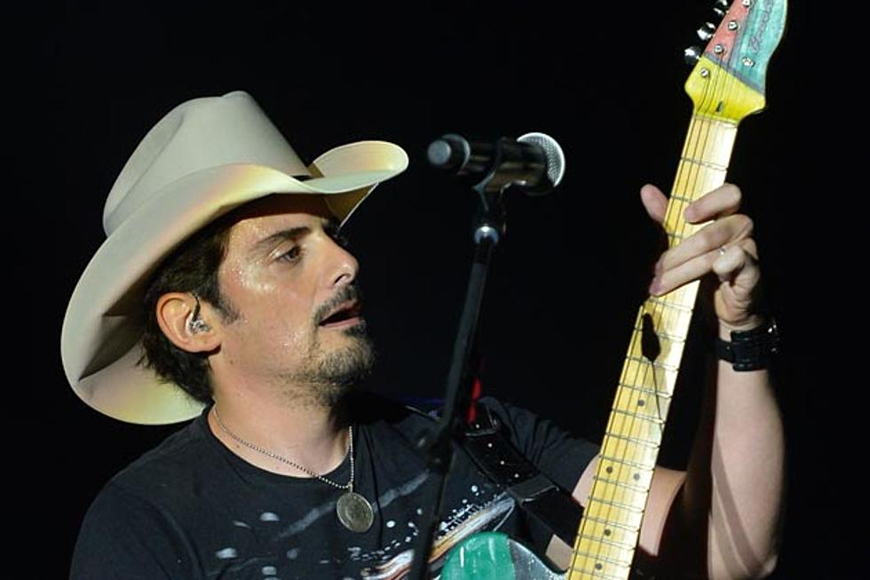Brad Paisley Show Up For TV Interview in Bath Robe [PHOTOS]