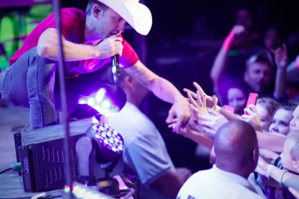 Justin Moore Performs for University of Arkansas Students, Fans