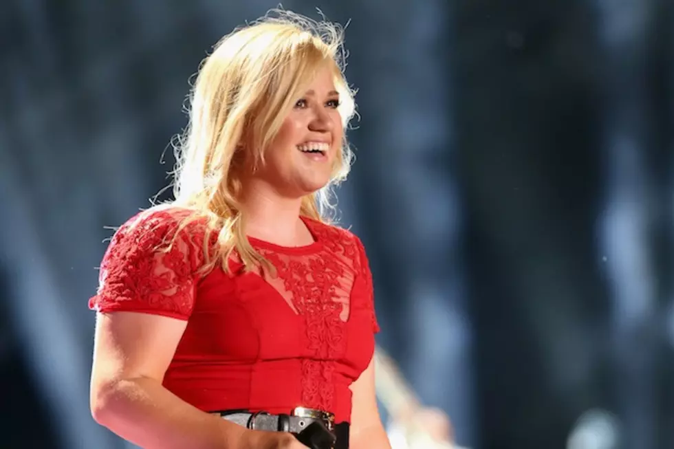 Kelly Clarkson Raves About Christmas Album ‘Wrapped in Red’