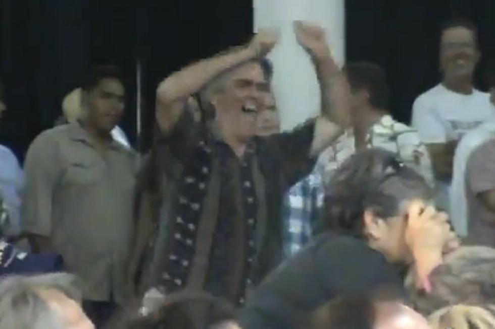 Man Dancing Wildly at Willie Nelson Concert Goes Viral