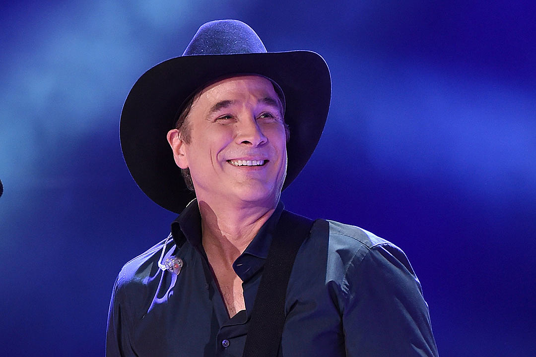 Clint Black Offers Up Hilarious Acceptance Speech at ACM Honors