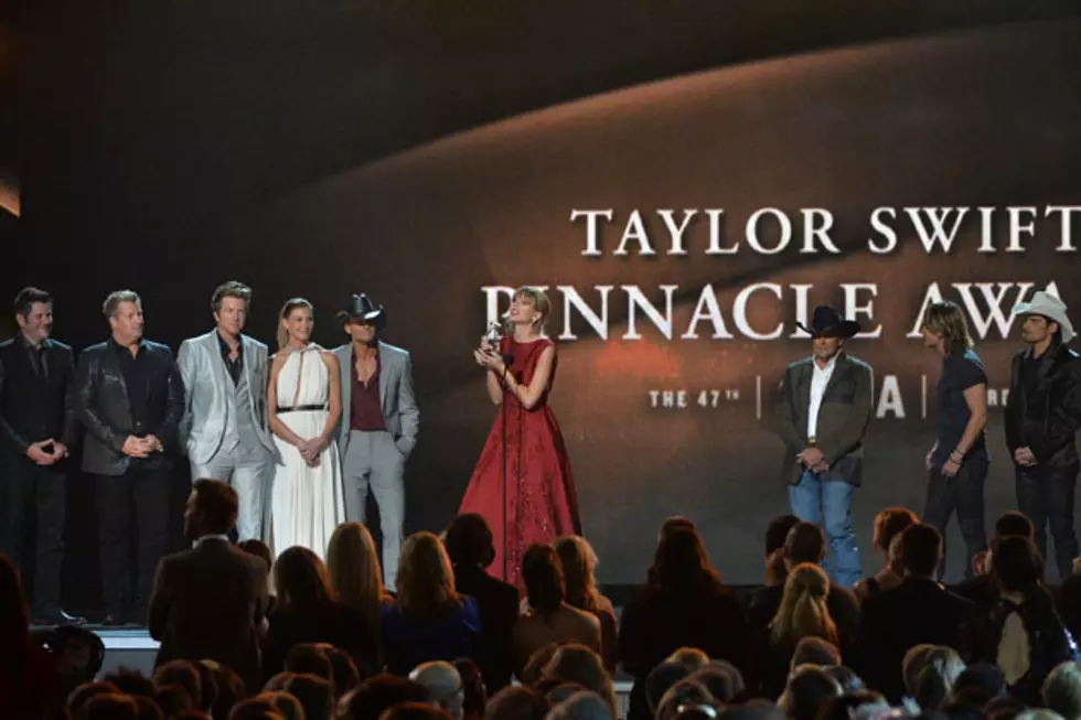 Taylor Swift Thanks Country Music&#8217;s Elite When Accepting Pinnacle Award at 2013 CMA Awards