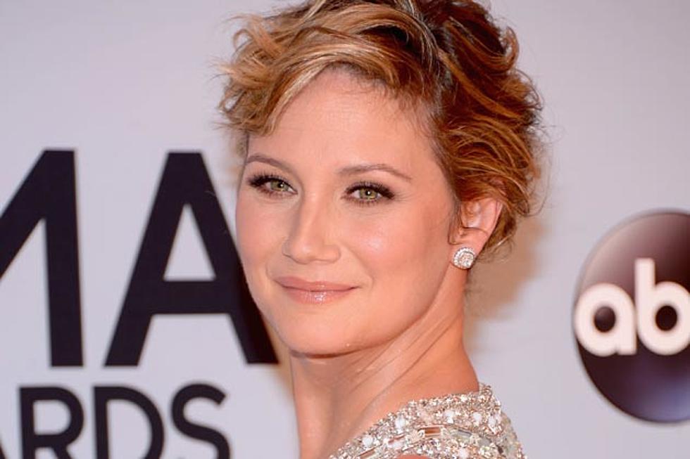 Jennifer Nettles Stands Up for &#8216;Inspiring&#8217; Gay Community