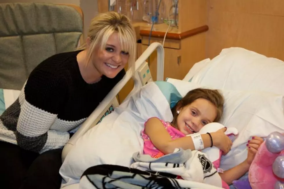 Lauren Alaina Sings Christmas Carols With Children’s Hospital Patients