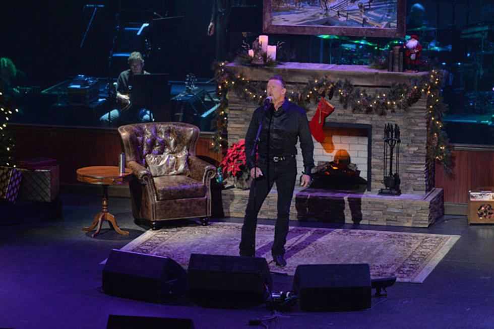 Trace Adkins Sings ‘Silent Night’ at 2013 ‘CMA Country Christmas’
