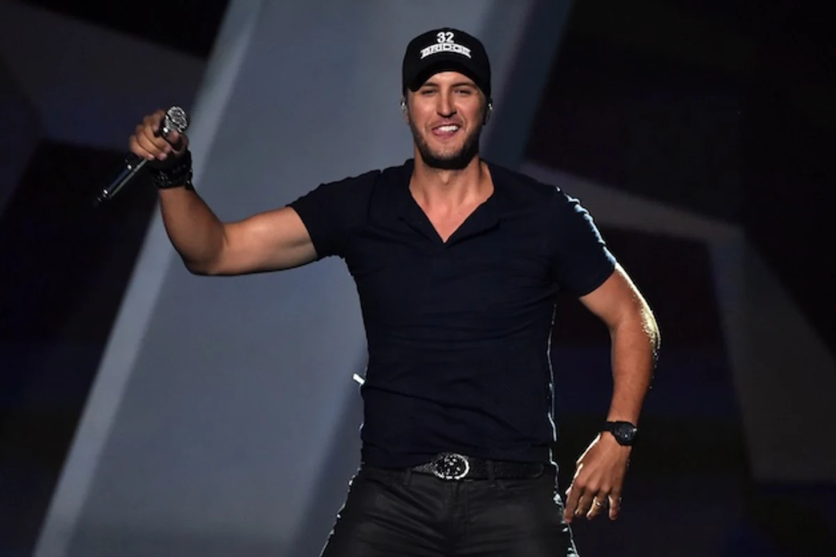 Luke Bryan Crashes the 2014 BMAs With #39 Play It Again #39