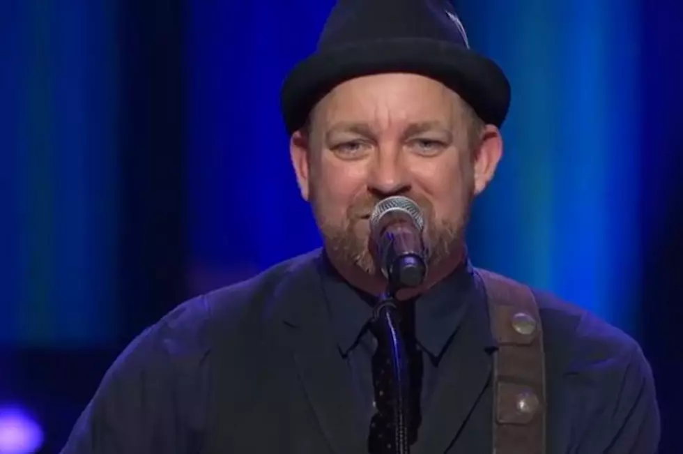 Kristian Bush Shows Off His &#8216;Macho&#8217; Snap During &#8216;Trailer Hitch&#8217; at Opry [Watch]