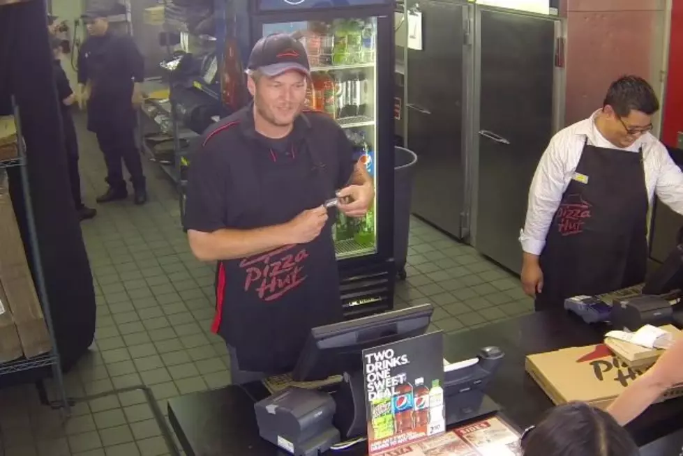 Blake Shelton Poses as Pizza Hut Worker ‘Stephen,’ Sells Pizzas Undercover [Watch]