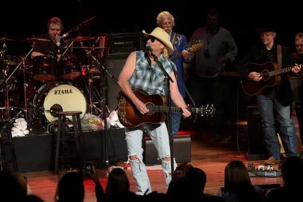 Alan Jackson Brings Back Real Country Music With Epic 90s 