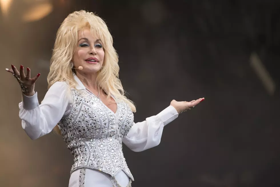 Dolly Parton’s ‘Coat of Many Colors’ Wins With Fans and Critics (VIDEO)