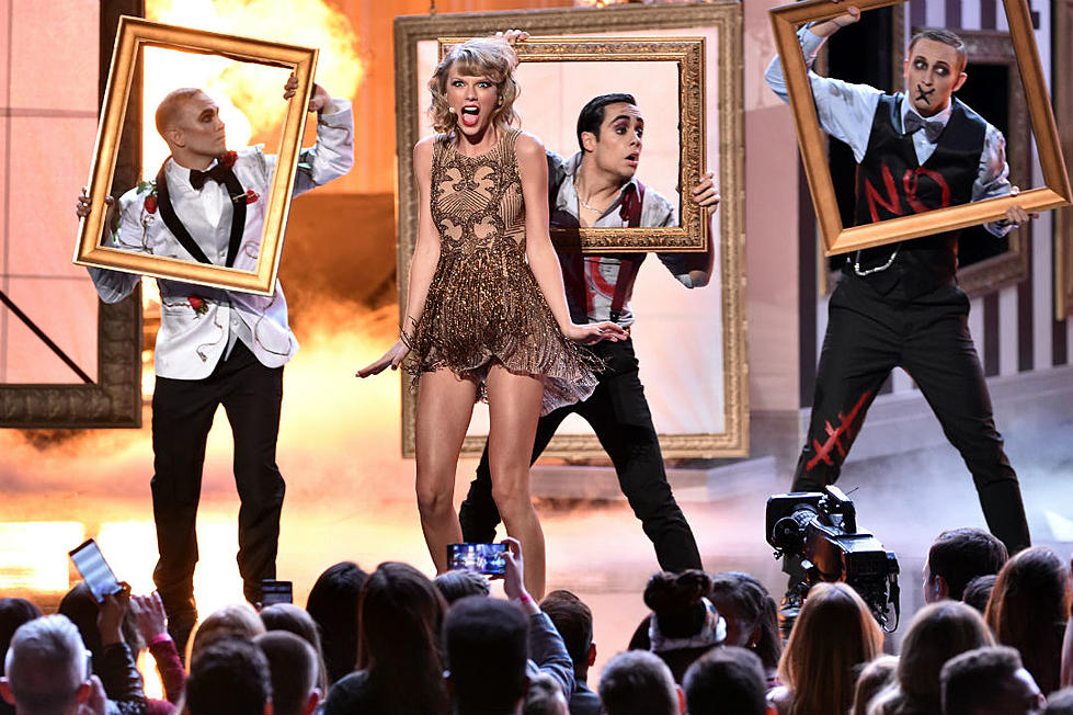 Taylor Swift Jumpstarts 2014 American Music Awards With ‘Blank Space’ [Watch]