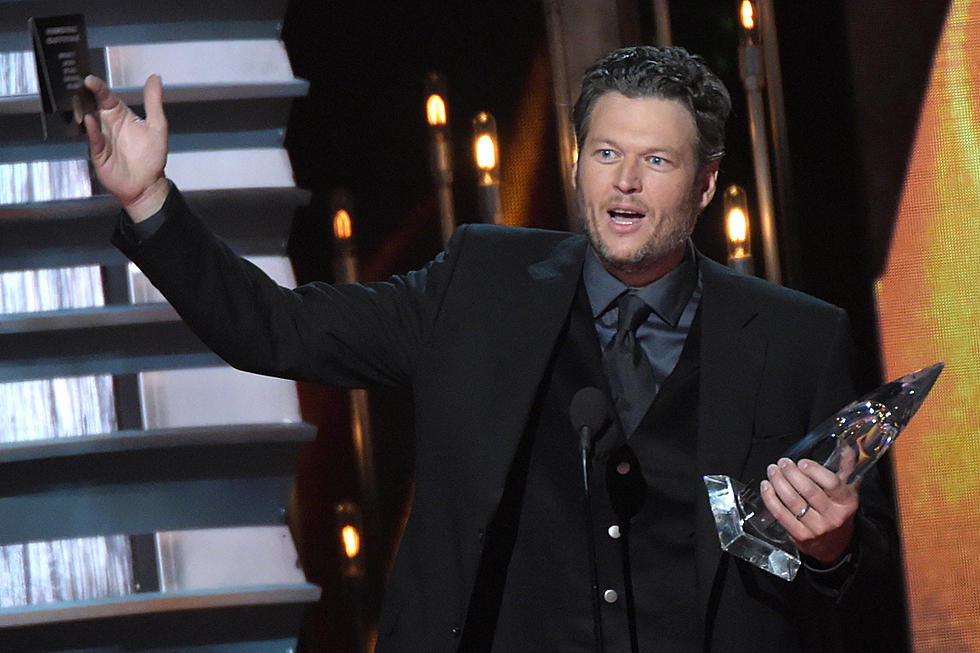 Blake Shelton Wins Male Vocalist of the Year at 2014 CMA Awards