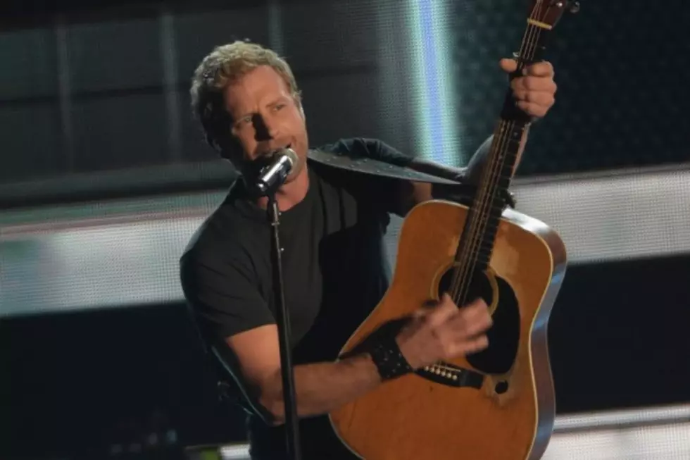 Dierks Bentley Takes the Stage With &#8216;Drunk on a Plane&#8217; at 2014 CMAs [VIDEO]