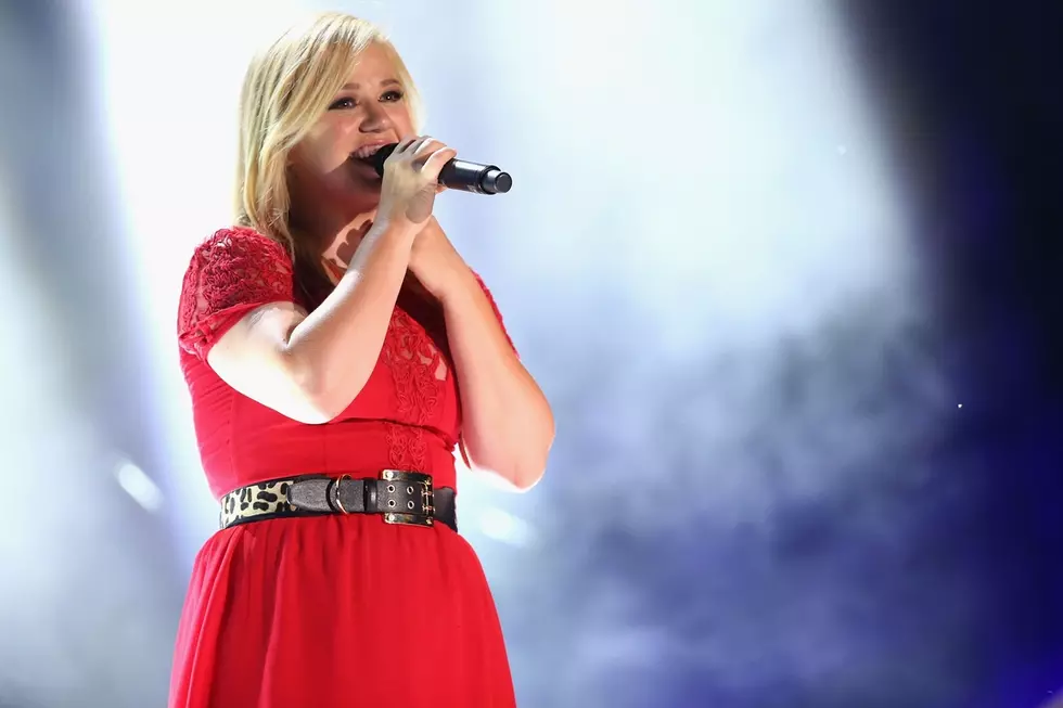 Kelly Clarkson Covers Little Big Town&#8217;s &#8216;Girl Crush&#8217; Live in Concert [Watch]