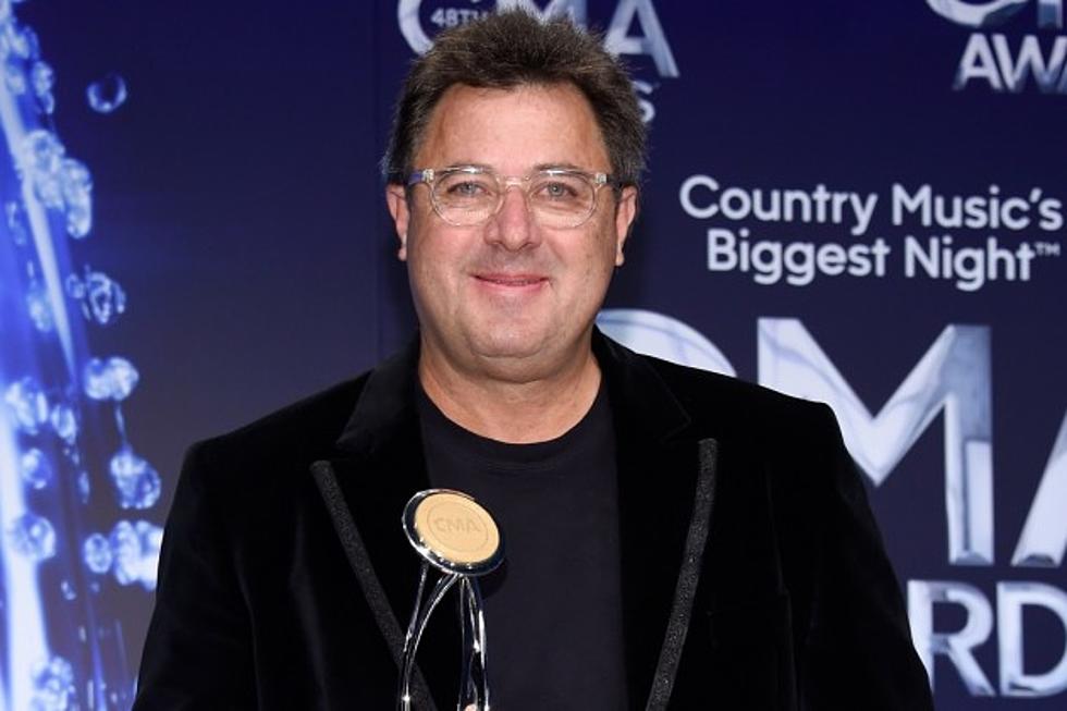 Vince Gill Nabs Irving Waugh Award of Excellence at 2014 CMA Awards
