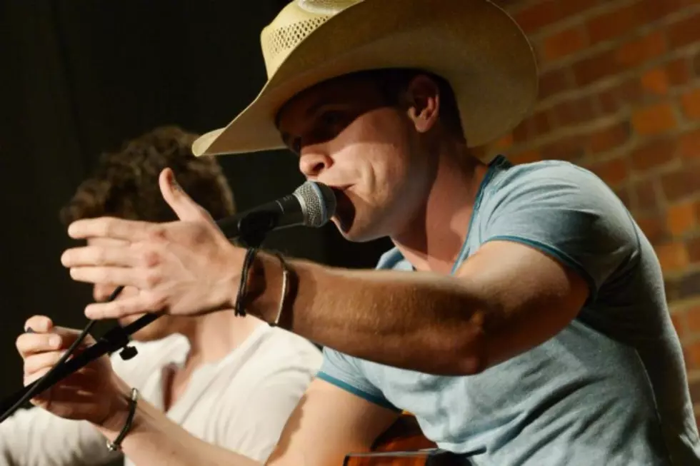 Dustin Lynch Spends Day Reading To Elementary Students
