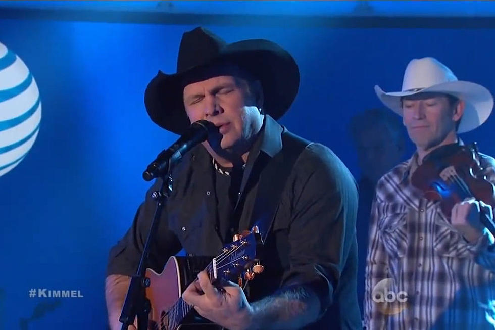Garth Brooks Dishes on His ‘Long Vacation,’ Performs ‘Mom’ on ‘Jimmy Kimmel’ [Watch]
