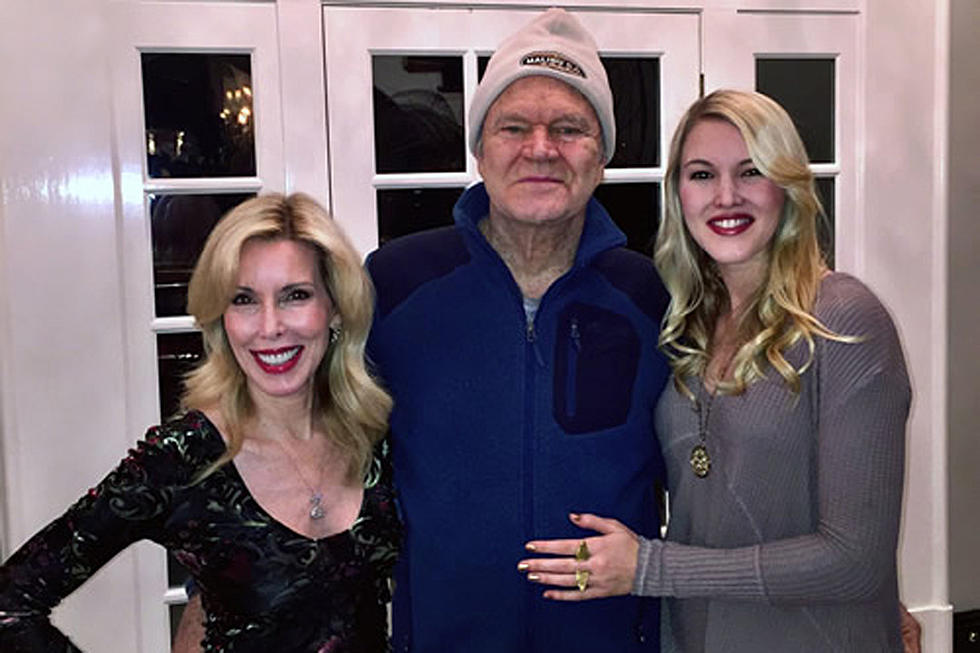 Glen Campbell Spends Christmas at Home With Family [Photo]