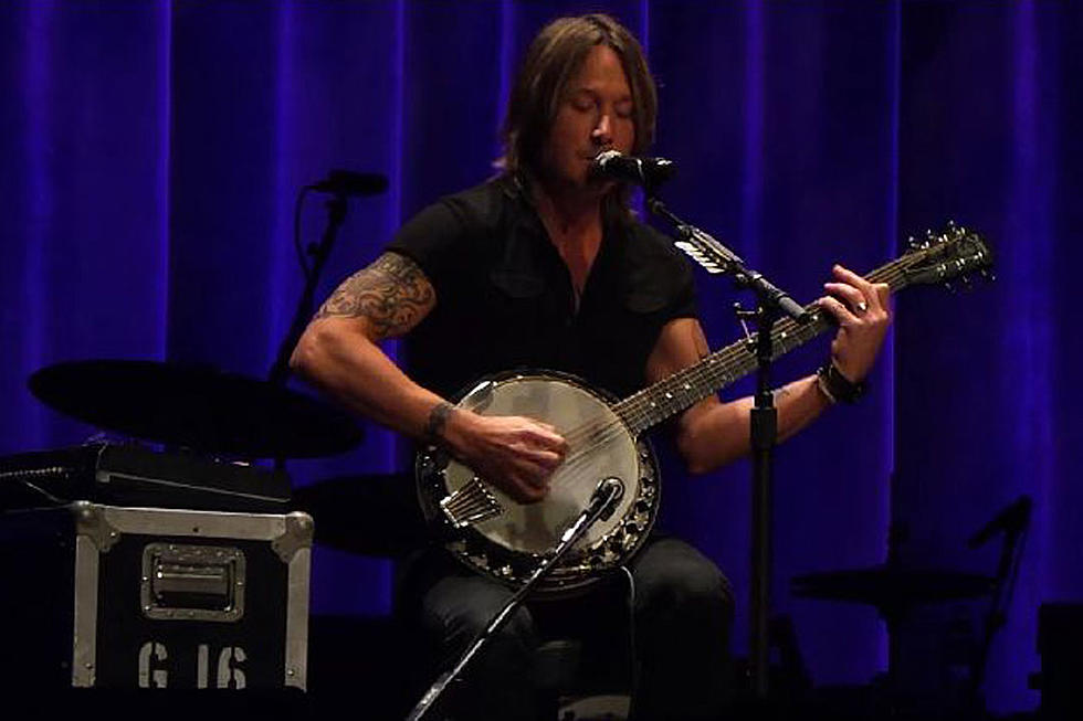 Keith Urban Performs Solo Banjo Version of ‘Somebody Like You’ at Late-Night Show [Watch]