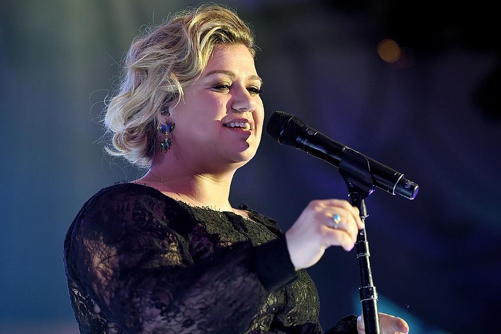 Kelly Clarkson Performs &#8216;Heartbeat Song&#8217; at 2015 iHeartRadio Music Awards