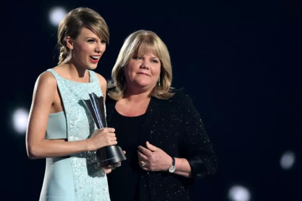 Taylor Swift&#8217;s Mom Presents Milestone Award With Touching Speech at 2015 ACMs
